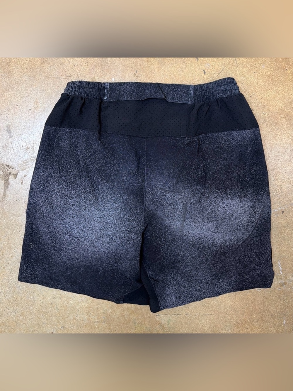 Lululemon Shorts Men’s Small Black 7 Inseam UnLined Running Athletic Gym Spotted